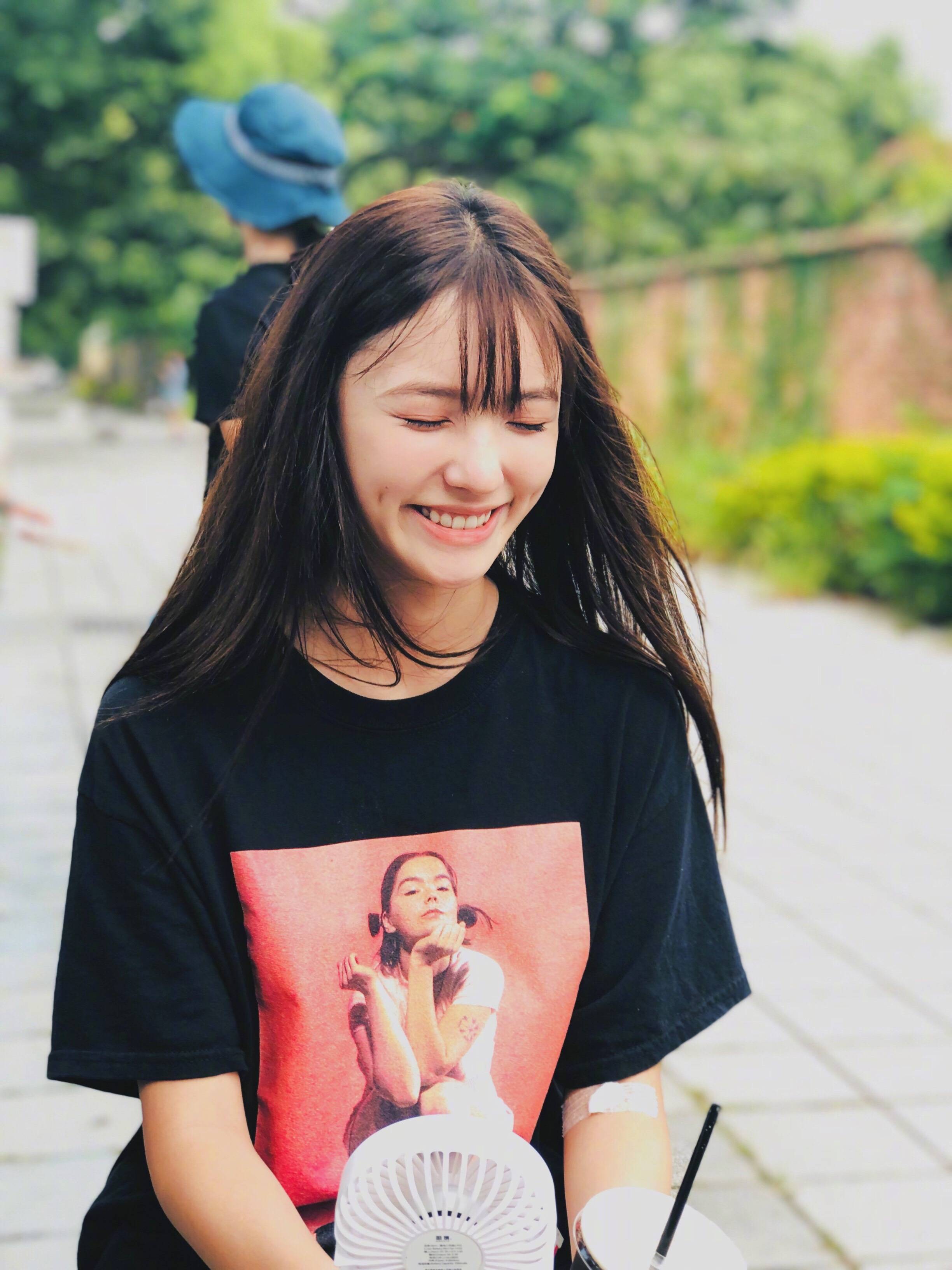 喜欢这个笑起来有酒窝长相甜美的林允小姐姐