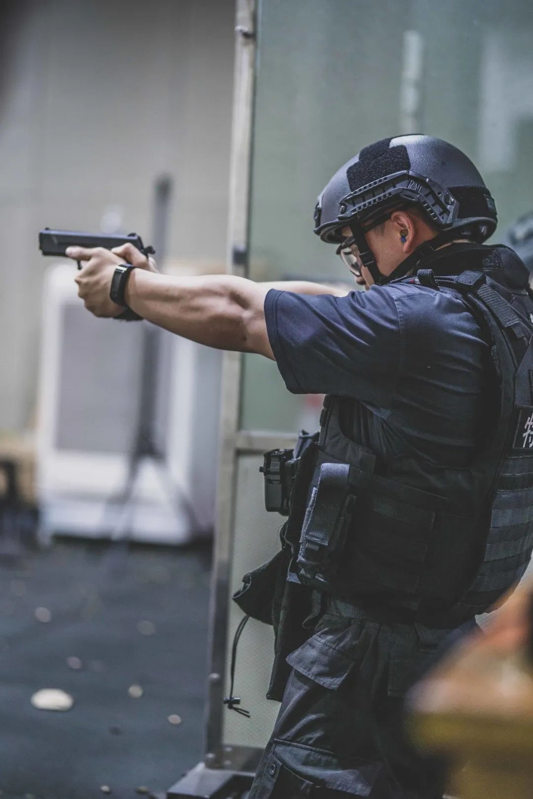 特警装备使用的92式手枪美女记者穿上防弹衣体验特警日常训练吴敬云
