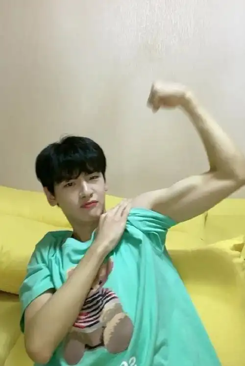 放一张翟潇闻的肌肉照应该没有人有意见吧2121