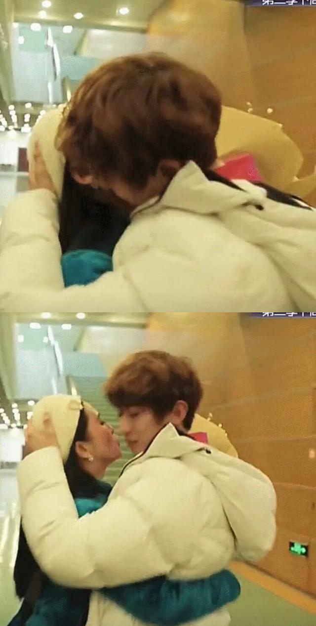 超幸福蔡徐坤抱妈妈的样子令人羡慕吻脸摸头杀太苏了