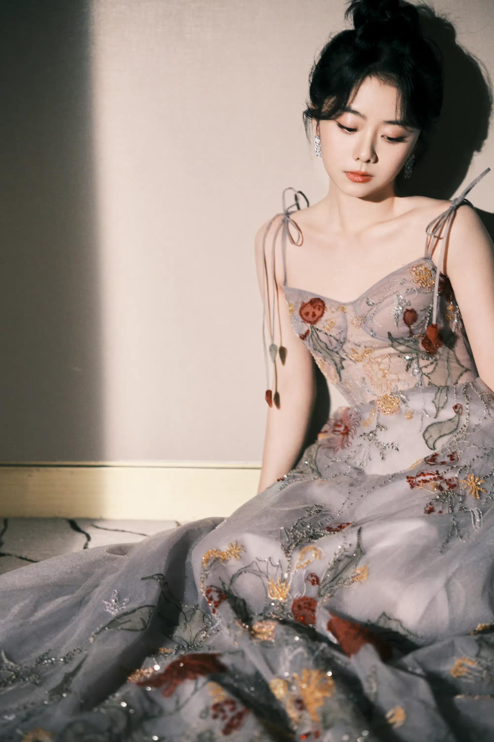 谭松韵繁花油画纱裙造型,露美背香肩美艳动人,笑起来超甜_唯美_亮片