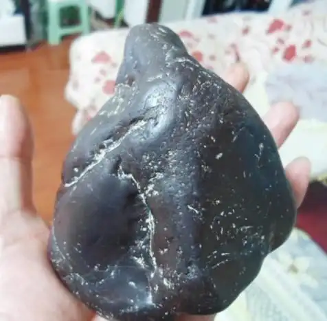 黑褐色,无磁性,比一般石头重,硬度特别高