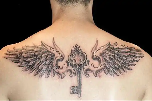 后背钥匙纹身女生后背刺青图案