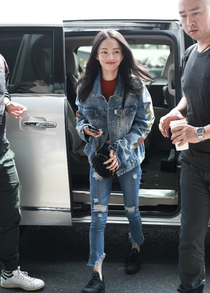张韶涵一身牛仔服现身,与之前判若两人