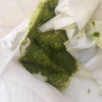 今天宝宝拉的粑粑颜色是深绿色的,请问是哪里出问题了?谢谢,急!