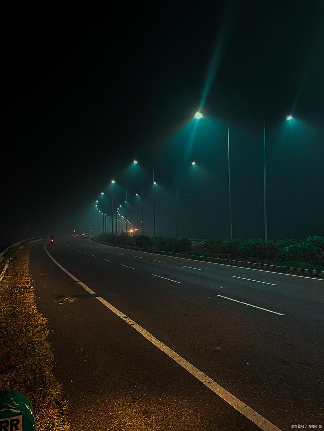 寂静的夜晚笼罩着整个街道,只有几盏路灯孤单地闪烁着微弱的光芒.