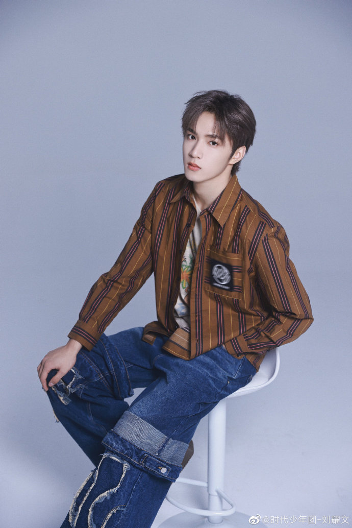 刘耀文的牛仔裤好特别#刘耀文的牛仔裤好特别,拽酷拽酷的,反季节创铑