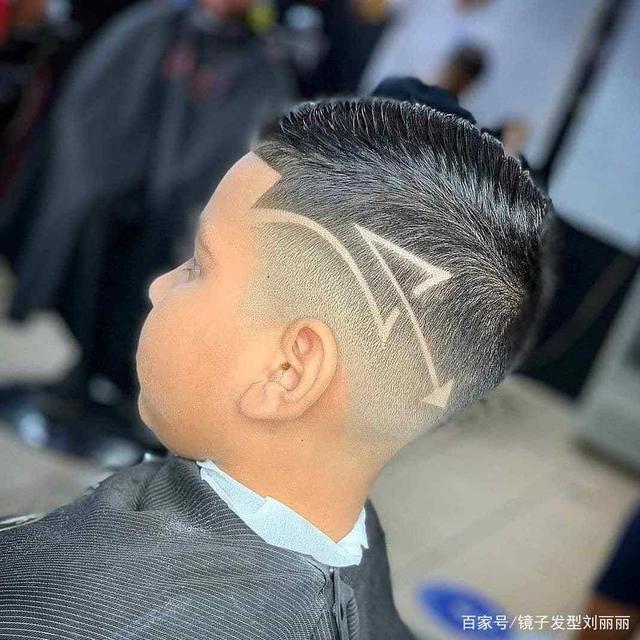 男孩雕刻发型,最简单的就是加入一道弧形的线条,侧面形成上下两部分很