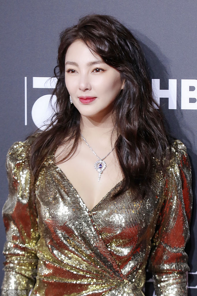 张雨绮闪耀金裙配亮面长靴 不愧是女王本王!