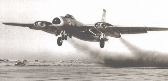 北美航空公司b-45轰炸机正在起飞