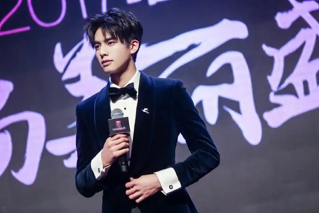 简介:宋威龙帅气丝绒西装活动照高清图片,分享一组宋威龙图片给大家