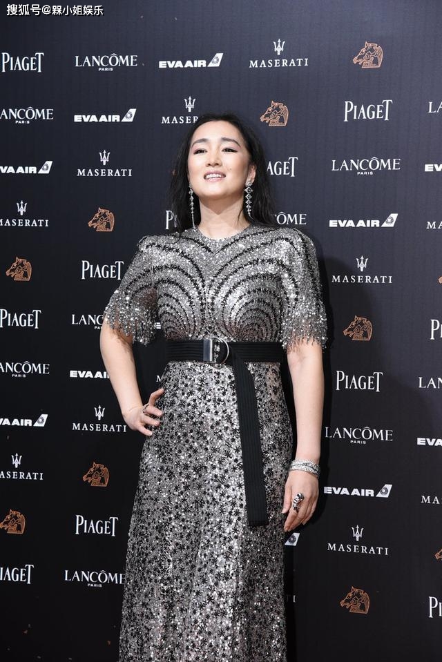 原创巩俐二八分身材真抢镜穿亮片裙显发福曲线昂首挺胸像红毯女王