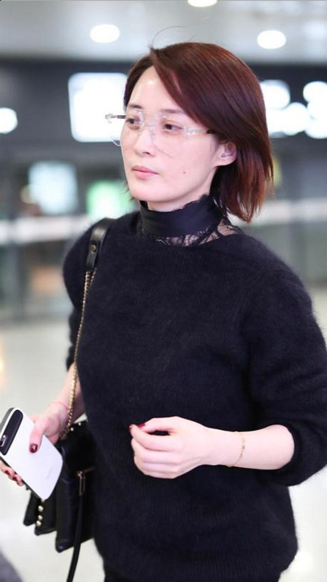 45岁蒋勤勤素颜真抗打,即使穿一身黑,也美得很优雅