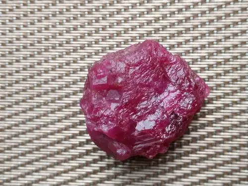 展品:红宝石原石16.8152克