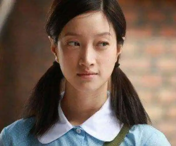 沈佳妮私下素颜照,简单穿搭凌乱秀发好真实,难怪朱亚文这么爱她