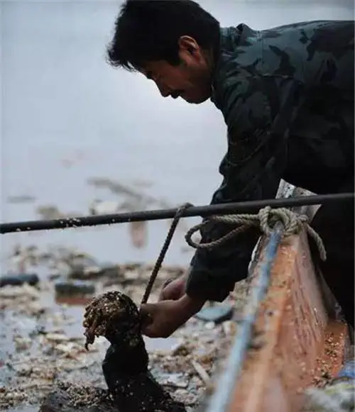 黄河边的捞尸人:终日与遗体打交道,规矩繁多,最怕遇到花季少女