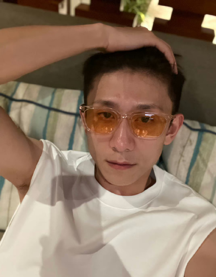 张一山眼球怎么了