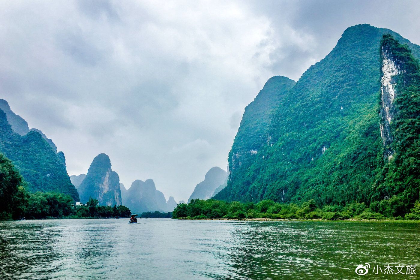 自治区桂林市,以流域孕育的独特绝世而又秀甲天下的自然景观桂林山水