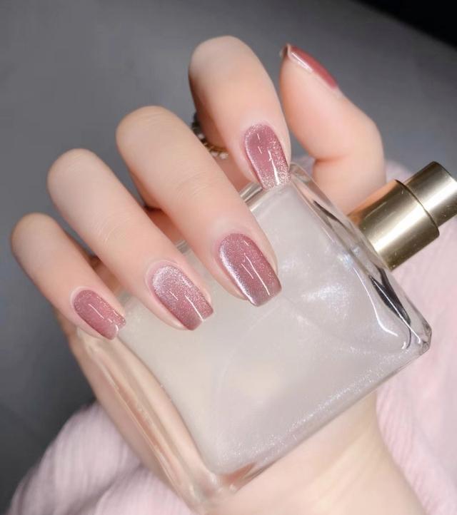 手黑做什么颜色的美甲好看?黑手指甲的华丽变身