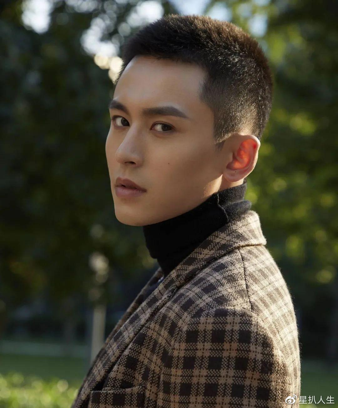张哲瀚罕见晒出长发照片限定花期已过他的拍照视角太直男