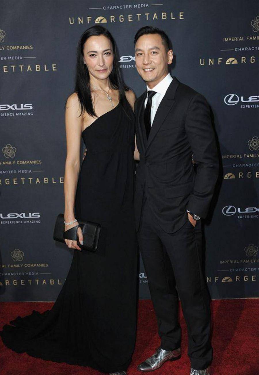 吴彦祖老婆气质太好,穿斜肩黑裙美得大气,两口子牵手超有夫妻相_lisa