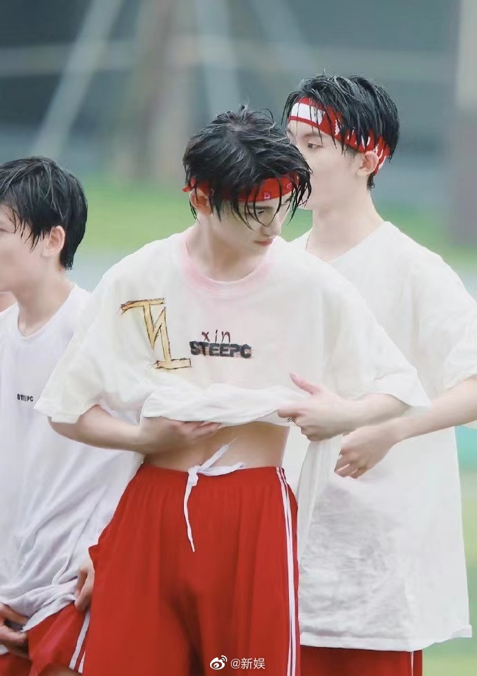 丁程鑫的腹肌线条##新娱