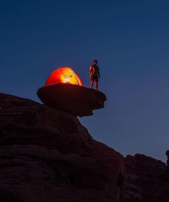 为什么要睡在悬崖上因为想在生前再拍一张照片发朋友圈