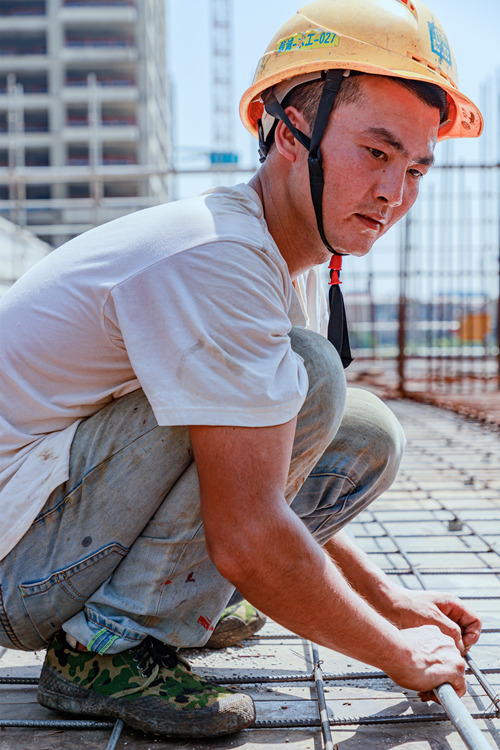 1,水电工工人正在进行预埋工作.受访单位供图