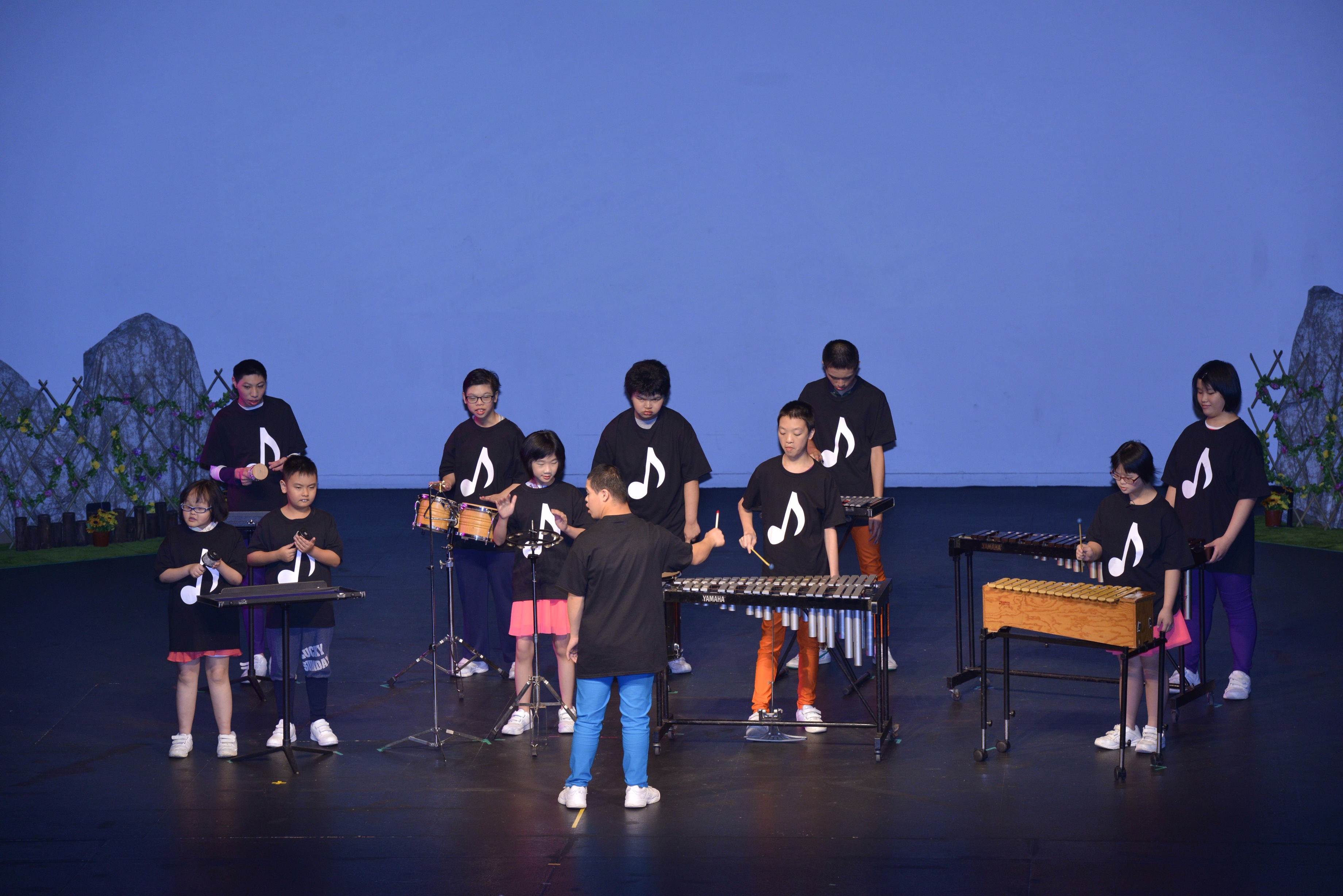 学生在毕业典礼演奏乐器,充分展示他们的音乐才华.