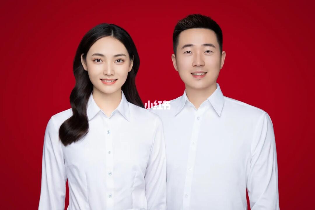 白衬衫结婚登记照