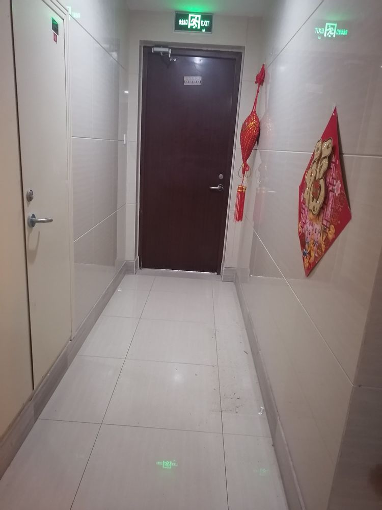 智远街道兴港北社区开展"清理楼道杂物,畅通消防通道"整治活动