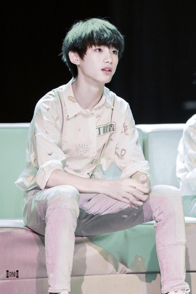 tf家族组合二代神颜丁程鑫,网友称:眼睛清澈灵动,长相太惊艳!