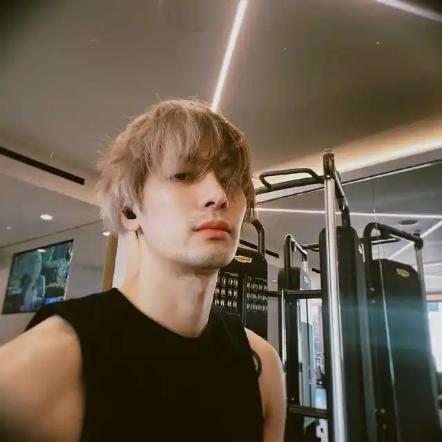 组图王嘉尔发布巡演花絮写真穿黑色背心秀肌肉线条