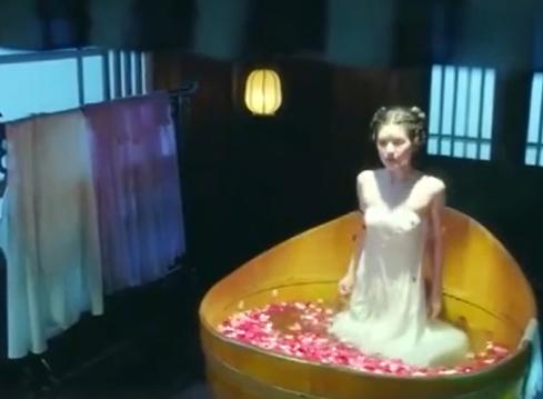 难怪"沐浴戏"只有近景,当赵露思从水中站直,导演都忍不住笑场