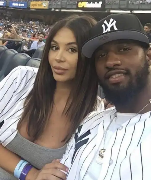 乔治女友曾是脱衣舞女郎她身材火辣生俩娃仍未转正