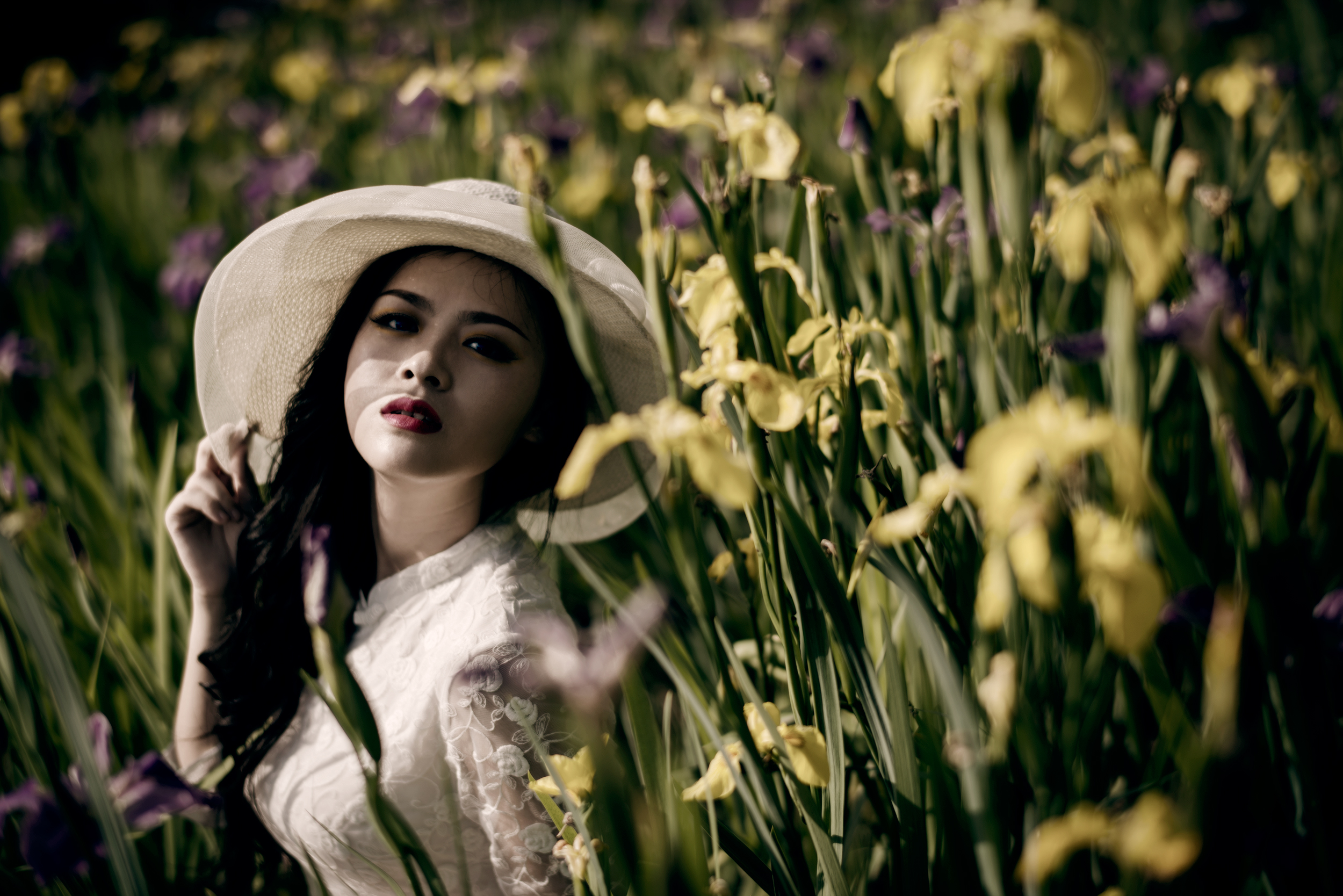 古铜色调下的浪漫女子