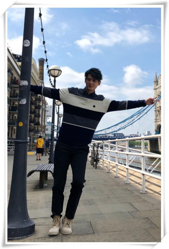 41岁郭品超现机场仔裤配条纹衫帅成21岁网友完全失去抵抗力