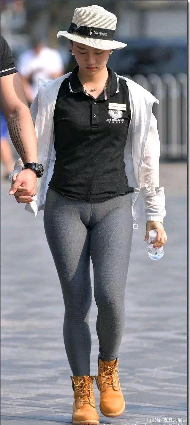 街拍紧身瑜伽裤美女!运动风的穿搭让人健康又漂亮