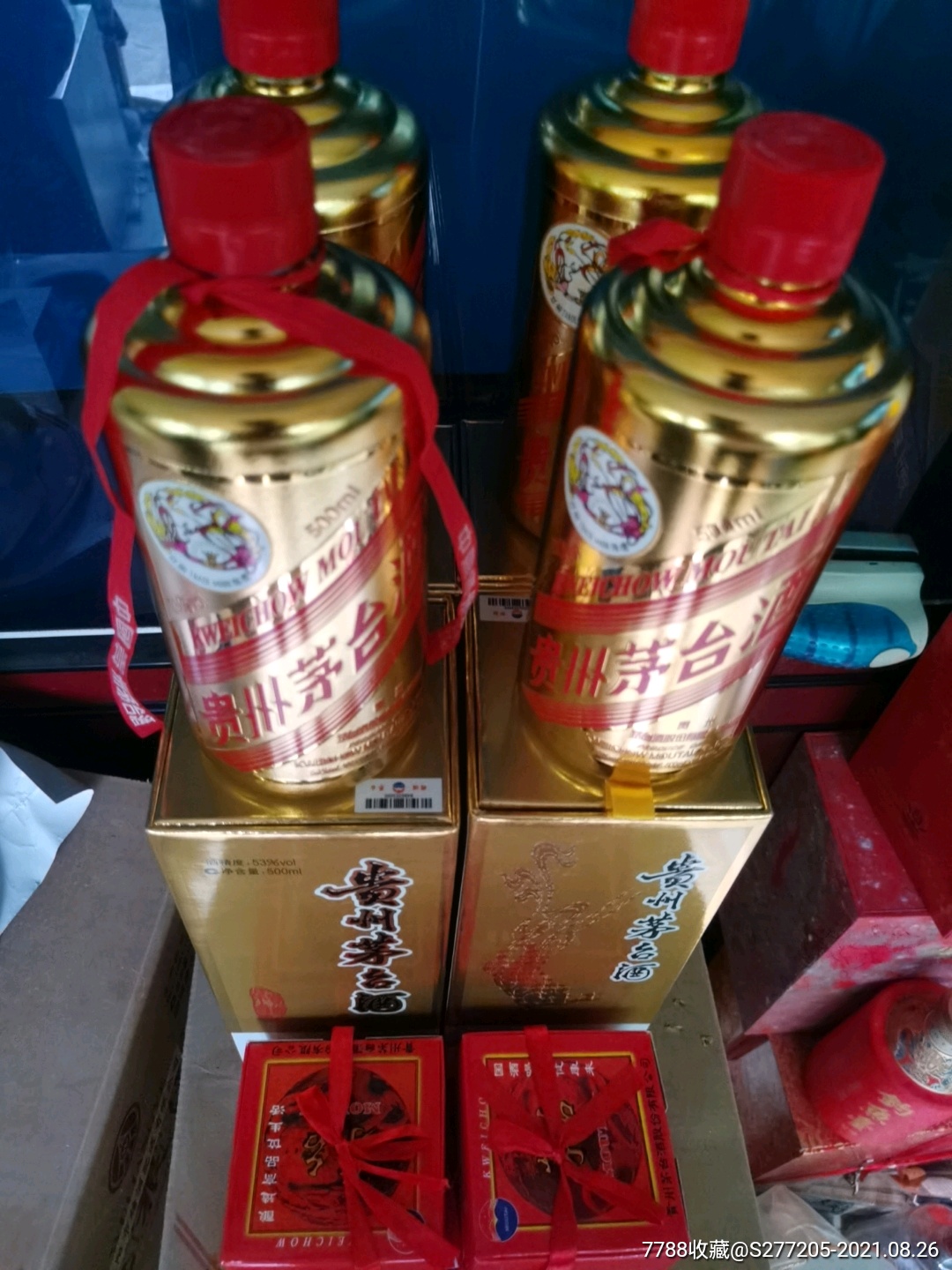 4套金色茅台瓶子