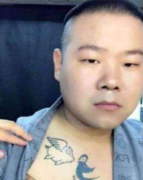 其中在一部电影中,刘德华的后背纹了一个满背的青龙纹身,看着特别有