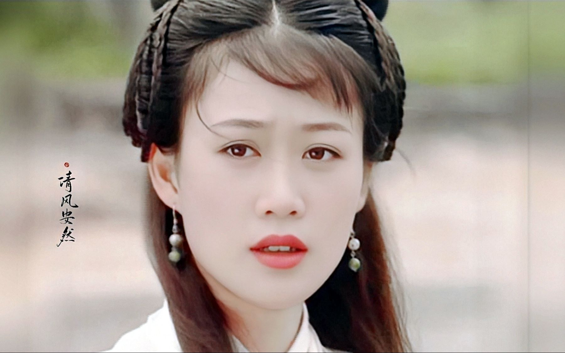 蝴蝶美人梁小冰,鼻梁不高却别有一番古典美