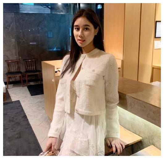 比赌王小78岁梁安琪送她豪宅何超欣为何是赌王最宠爱的女儿