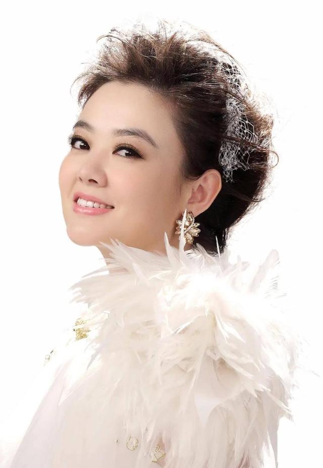 军旅歌手的高音豪迈她,是中国军旅歌手王庆爽,也是一位著名的女高音