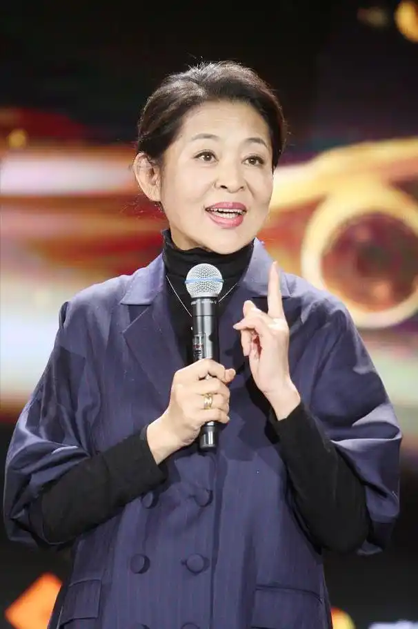 回顾倪萍曾主持13次春晚为治儿子眼疾倾家荡产如今她过的怎样