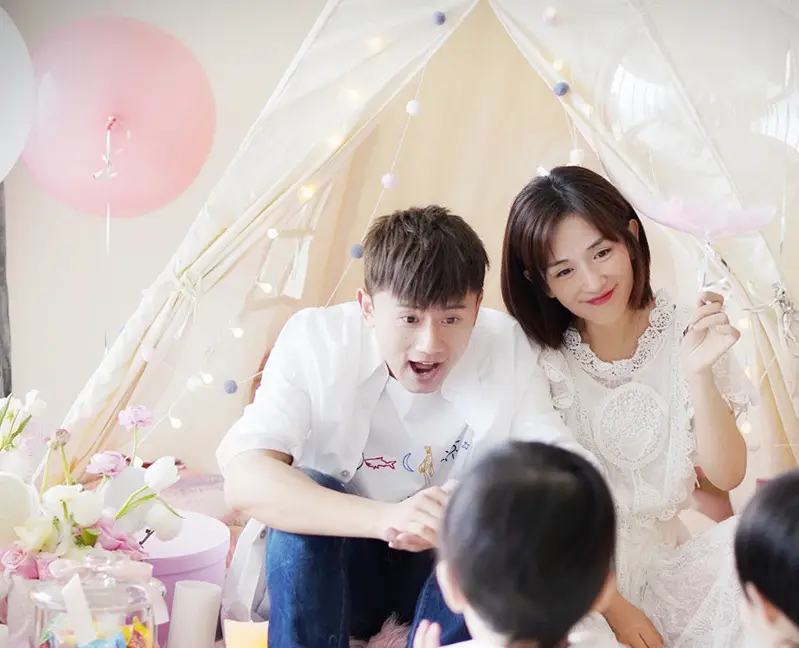 有种"另类妈妈"叫谢娜,别人家双胞胎都穿一样,只有她不一样