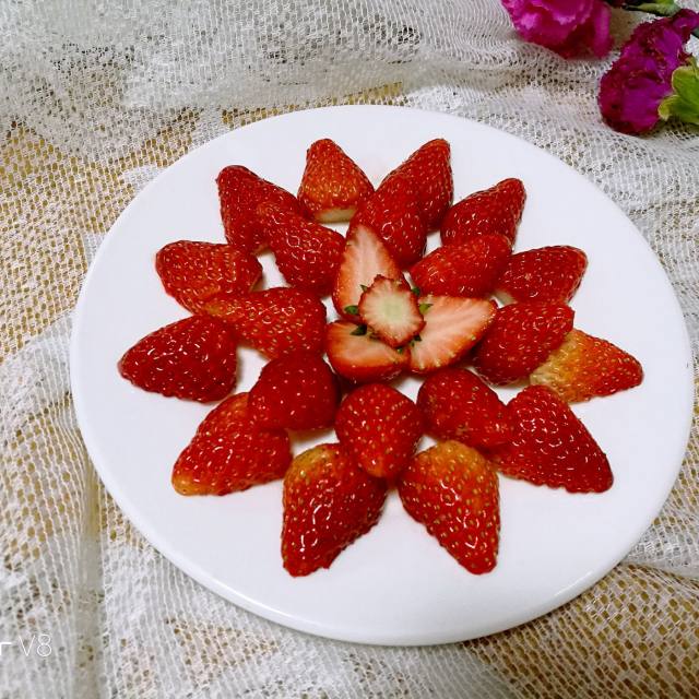 闲来无事摆一盘草莓花,香甜美味