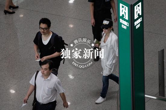 刘若英钟小江婚后机场秀恩爱 手机玩不停系微信控(图)