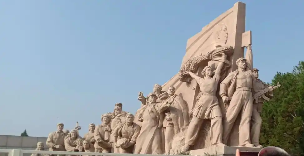 写美篇早上5:00上车出发 表示还没睡醒… 人民英雄纪念碑