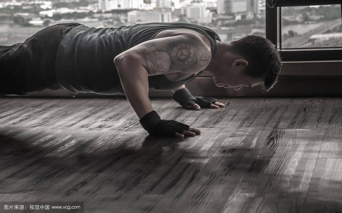 运动员在健身房做俯卧撑,肌肉男和强壮的人在锻炼.