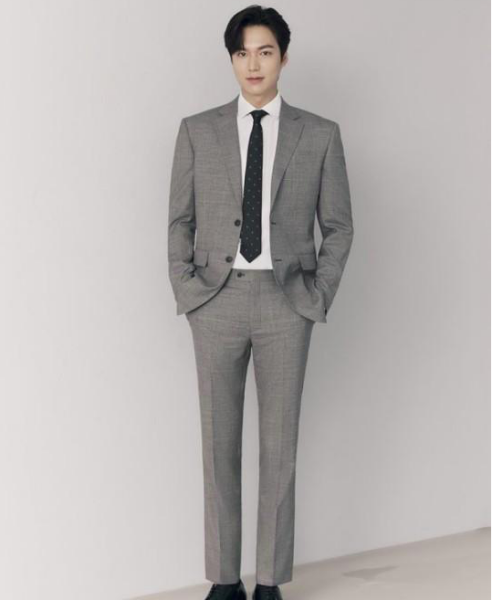 李敏镐的帅气,一个是自身条件决定的,187的高个,传说中的衣服架子身高